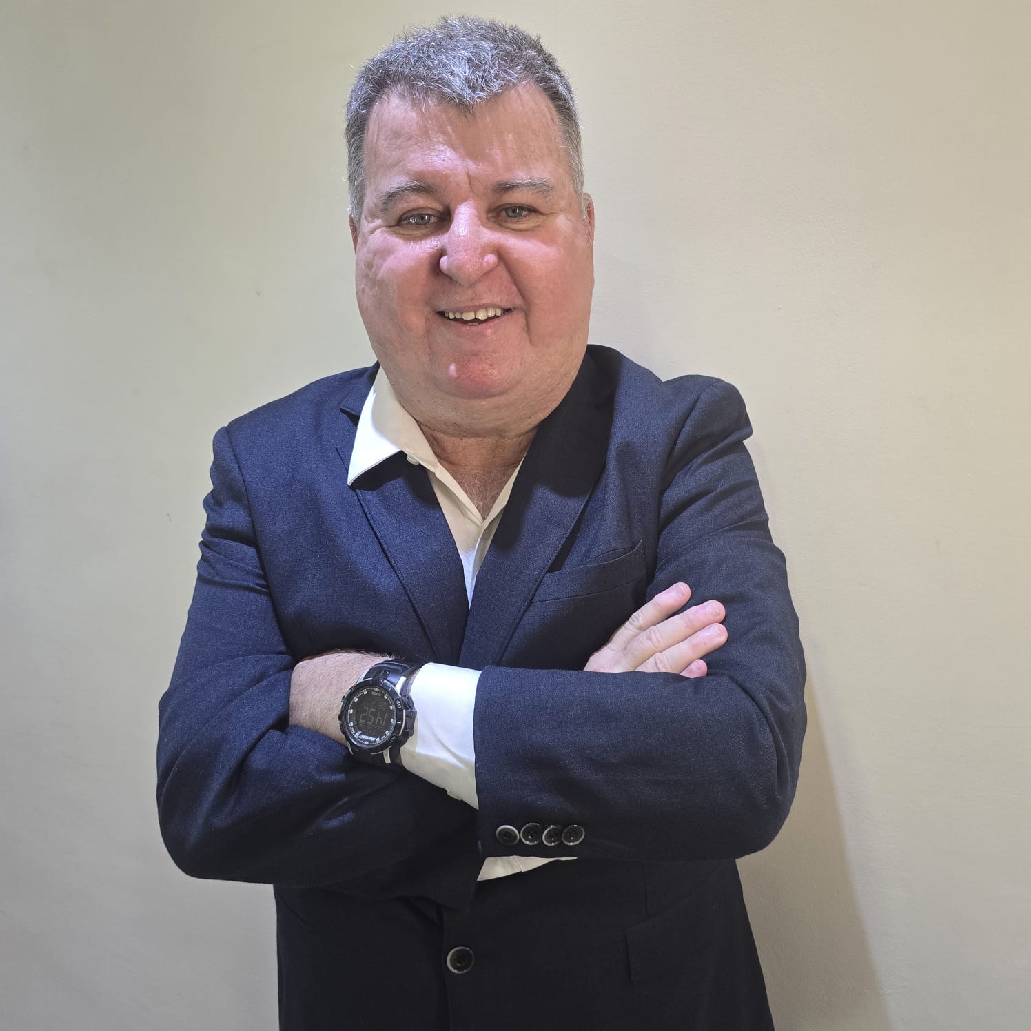 Foto do Dr. Gestão sorrindo, mentor especialista em gestão de confecções